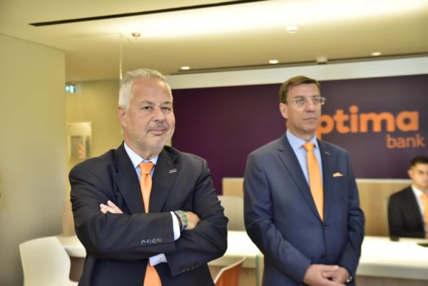 Ο πρόεδρος της Optima Bank κ. Γεώργος Τανισκίδης και ο Διευθυντής του καταστήματος της Λάρισας κ. Γιάννης Τσιανογιάννης