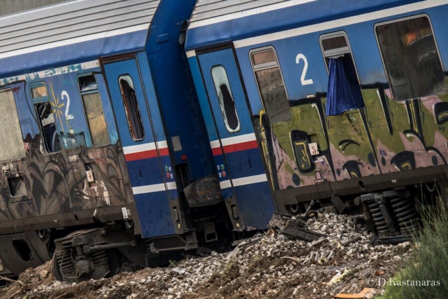 Τραγωδία Τεμπών: Την εκταφή θύματος ζητεί συγγενής – Πείραμα για τα έλαια σιλικόνης από τον εμπειρογνώμονα