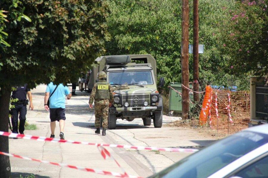 Πυροτεχνουργοί του Στρατού στο σημείο όπου βρέθηκε η οβίδα στη Λάρισα