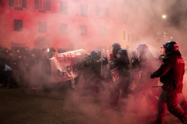 Scontri tra manifestanti e forze dell'ordine durante la manifestazione per Ramy Elgaml, nel quartiere di San Lorenzo, Roma, 11 gennaio 2025. ANSA/ANGELO CARCONI